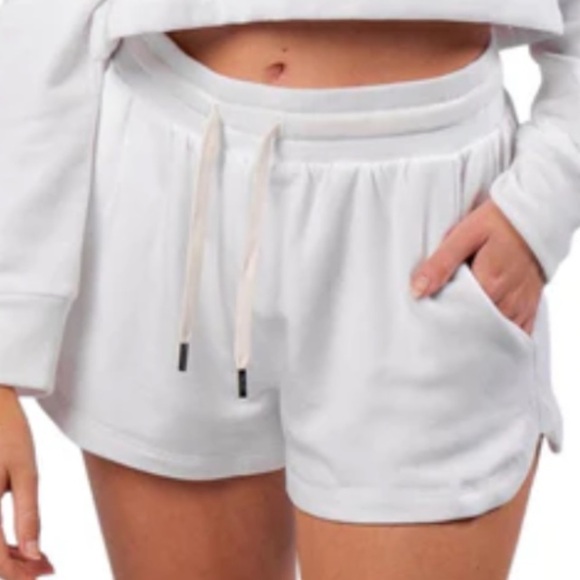 NWT Feat Womens Treecell Short White Super Soft Size Medium - Picture 2 of 7